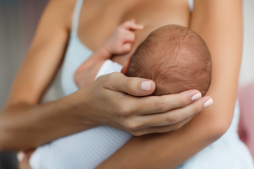 الرضاعة بعد عملية تكبير الثدي